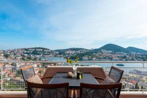una mesa en un balcón con vistas al agua en Apartment Luna & Lea, en Dubrovnik