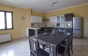 Η κουζίνα ή μικρή κουζίνα στο Lovely Apartment In Nicotera Marina With Wifi