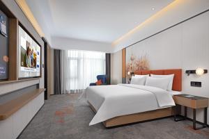 Postel nebo postele na pokoji v ubytování Hampton By Hilton Dongguan Nancheng Xiping
