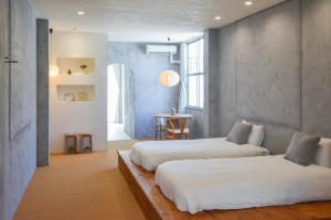 Letto o letti in una camera di hoho 高松駅 港近くの1日2組限定の貸切宿 2F 3F