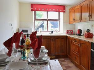 Η κουζίνα ή μικρή κουζίνα στο Ty Coch Cottage