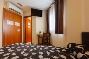 a bedroom with a bed and a window at Hostal LaPerdiz in Sonseca