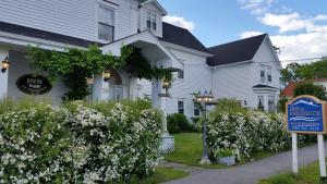 Aed väljaspool majutusasutust Inn on Frederick