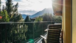 a balcony with a chair and a view of a mountain at Residence Antico Torchio in Dervio