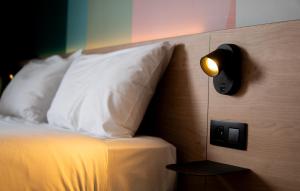 Letto o letti in una camera di B&B HOTEL Mons Gare