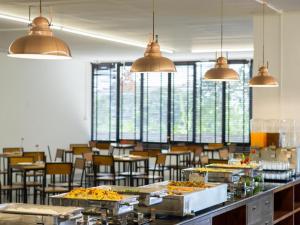 素万那普埃查普特尔酒店餐厅或其他用餐的地方