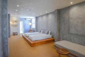 Letto o letti in una camera di hoho 高松駅 港近くの1日2組限定の貸切宿 2F 3F