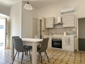 eine Küche mit Tisch und Stühlen in einem Zimmer in der Unterkunft Dimora Immacolata in Castellana Grotte