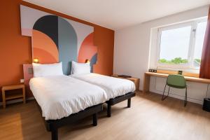 Letto o letti in una camera di B&B HOTEL Mons Gare