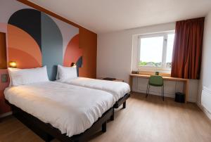 Letto o letti in una camera di B&B HOTEL Mons Gare