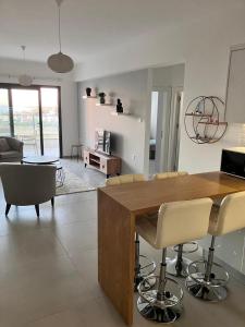 ein Wohnzimmer mit einem Holztisch und Stühlen in der Unterkunft Sokrates in Larnaka