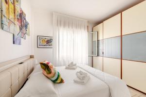 Postel nebo postele na pokoji v ubytování Exclusive Apartament e Depandance - Vle Dante - Riccione - Privacy ed Enormi Spazi nel Quartiere più Rinomato