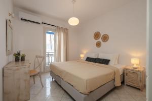 Ένα ή περισσότερα κρεβάτια σε δωμάτιο στο Prelude 2BR Apartment Naxos Town Center Near Beach