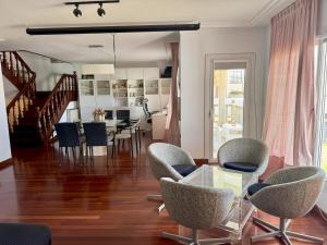 Χώρος καθιστικού στο Bascuas beach house with ocean views