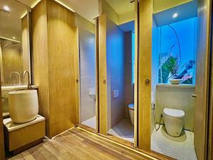 Ένα μπάνιο στο The Hide Hostel Canggu - Adult Only