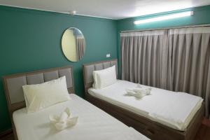 2 letti singoli in una camera con pareti blu di NT Old Gate Hostel a Hanoi