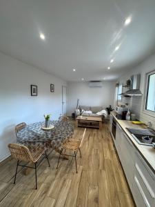 O bucătărie sau chicinetă la Appartement Lumière & Nature Cœur d Albitreccia