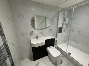 Un baño con inodoro, lavabo y ducha. en New 1 Bedroom Apartment Near Sheffield United Football Club, WiFi, Parking & Much More, en Sheffield 23 fotos más