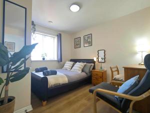 En eller flere senge i et værelse på Stylish 4-Bed, 3-Bath Townhouse with Free Parking