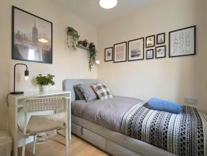 En eller flere senge i et værelse på Stylish 4-Bed, 3-Bath Townhouse with Free Parking