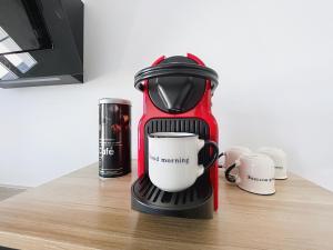 Příslušenství pro přípravu čaje a kávy v ubytování Les Jacynthes - Charme et Confort au cœur du Blayais