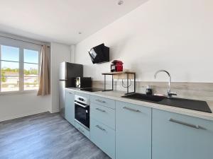 Kuchyň nebo kuchyňský kout v ubytování Les Jacynthes - Charme et Confort au cœur du Blayais