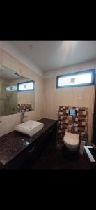 Koupelna v ubytování Studio in greater kailash 1