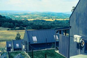 WojciechowiceKukułka Resort的山丘美景度假屋