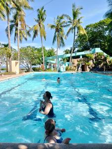 Bazén v ubytování Palmas Del Mar Resort Bacolod nebo v jeho okolí