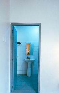 ein Badezimmer mit einem Waschbecken und einem Waschbecken in der Unterkunft Garden Villa 5BR Home Near Road,Nature and City Life in Arusha