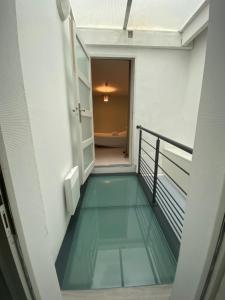 ナンシーにあるAppart Hotel - Les Cosy De Nancy - Place du marché, proche gareの建物内のガラス張りの廊下