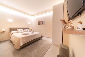 TV a/nebo společenská místnost v ubytování Desiree Luxury House- vasca idromassaggio