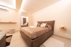 een slaapkamer met een bed en een spiegel bij Desiree Luxury House- vasca idromassaggio in Catania