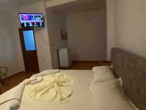 伏罗拉Jon的带沙发的客厅内的一张床位