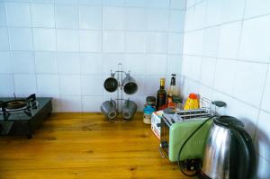 eine Küche mit Herd und Arbeitsplatte in der Unterkunft Garden Villa 5BR Home Near Road,Nature and City Life in Arusha + 15 Fotos