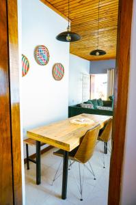 ein Esszimmer mit einem Holztisch und Stühlen in der Unterkunft Garden Villa 5BR Home Near Road,Nature and City Life in Arusha