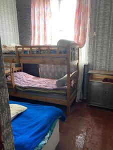 Dos literas en una habitación con ventana. en ბინა, en Tiflis