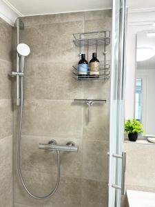 a bathroom with a shower with a glass door at bella casa - Business&Family, Messe Flughafen in 5 min, SmartTV, Netflix, Waschmaschine, 24h Checkin, 35qm in Stuttgart