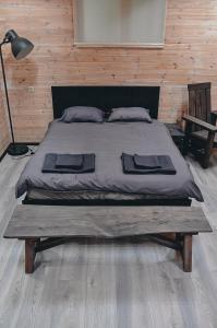 Giường trong phòng chung tại Brīvdienu māja CURLANDIA