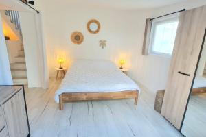 una camera da letto con un letto e due lampade su due tavoli di Charming house with terrace and pool a Porticcio