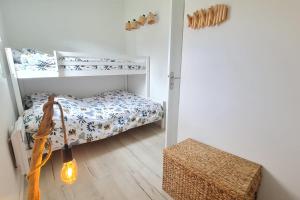 una camera con 2 letti a castello e un pavimento in legno di Charming house with terrace and pool a Porticcio