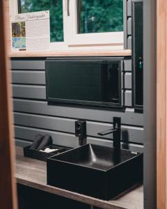 Nhà bếp/bếp nhỏ tại Brīvdienu māja CURLANDIA