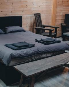 Giường trong phòng chung tại Brīvdienu māja CURLANDIA