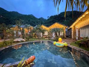 een zwembad met noedels voor een huis bij Mộc Sơn Homestay in Mộc Châu +80 foto's