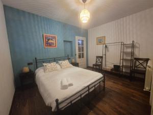 a bedroom with a bed and a blue wall at Casa Rural Las Bengoas in Alesanco