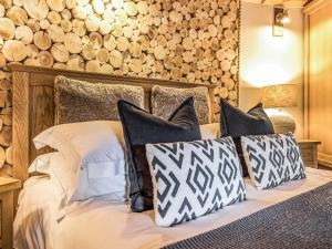 Postel nebo postele na pokoji v ubytování Bensfield Treehouse