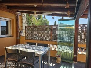 a patio with a table and chairs on a balcony at Apartamento Caballito de Mar con PARKING in L'Estartit