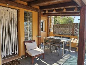 a porch with a table and chairs on a patio at Apartamento Caballito de Mar con PARKING in L'Estartit