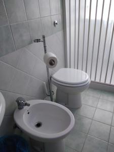 Bilik mandi di Appartamento duplex centro 250 m dal mare