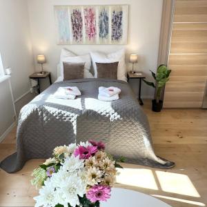 a bedroom with a bed with a bunch of flowers at bella casa - Business&Family, Messe Flughafen in 5 min, SmartTV, Netflix, Waschmaschine, 24h Checkin, 35qm in Stuttgart